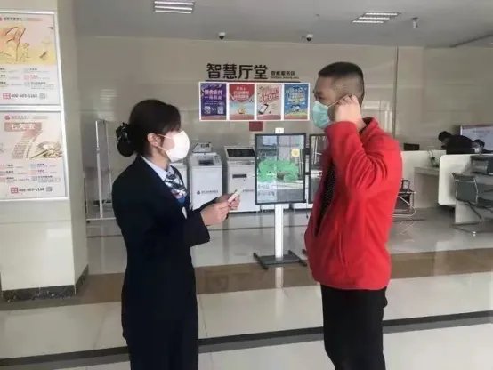 银行回应高温天拒绝市民入内排队！是哪家银行？你怎么看？