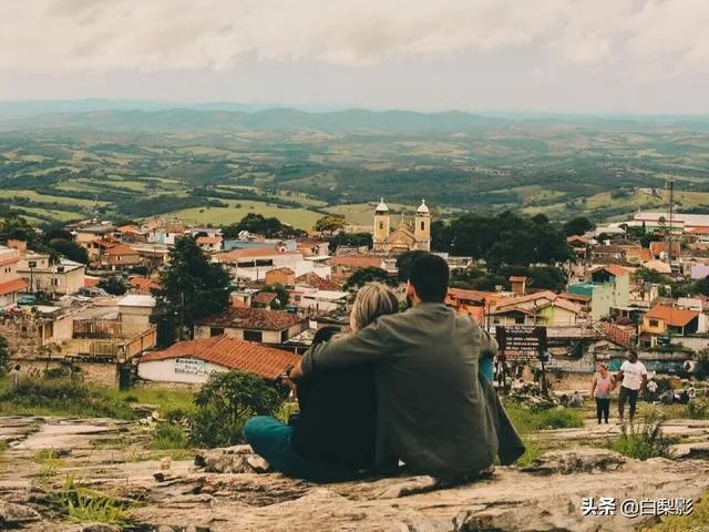 感情是靠感动还是靠吸引