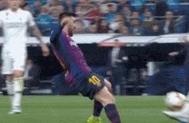 拉莫斯肘击梅西逃红牌, 谁注意梅西举动? 罕见顶牛, 向裁判投诉，你怎么看？