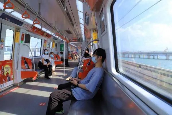 郑州一男子在地铁内学狗爬还犬吠，在这名男子身上究竟发生过什么？