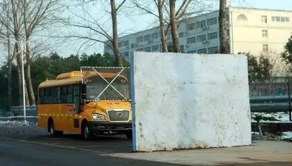 中国校车冲破墙面~完好无损~孩子的福音~中国的希望！
