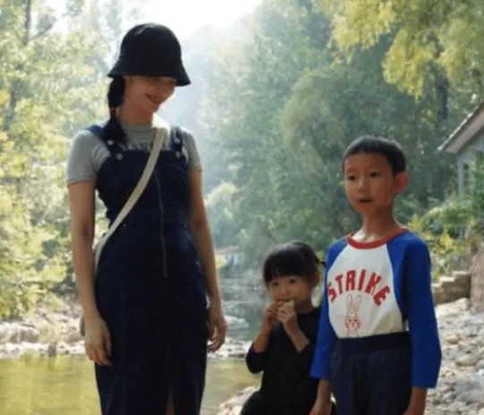 有种偏心叫姚晨儿女的颜值，上帝忘记了儿子，却吻了女儿的脸，你见过吗？