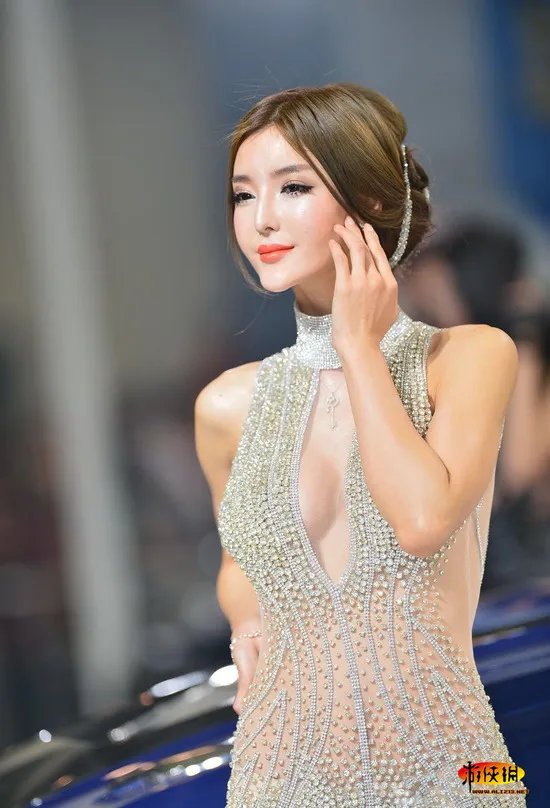 2012北京车展一大亮点 李颖芝的透视齐X小钻裙