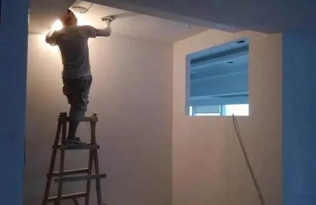 墙面乳胶漆，是用滚刷好还是喷涂好？请的工人都做错了，真是瞎涂