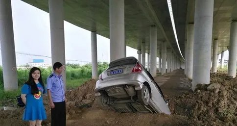 女司机跟着导航开车把自己开进水沟里是怎么回事?