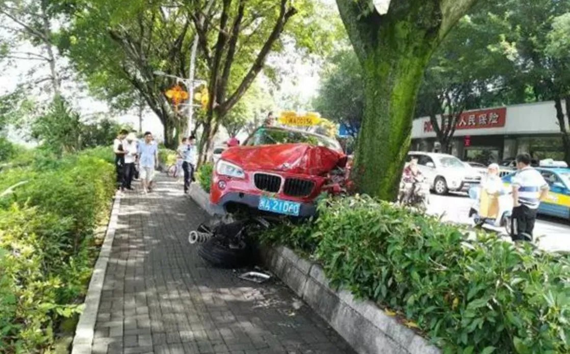 女子骑共享单车被宝马撞飞抢救过来了吗?