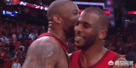 “摸头”上瘾？保罗在采访时，塔克再次偷袭摸头成功。为何这次保罗只是口头警告塔克？