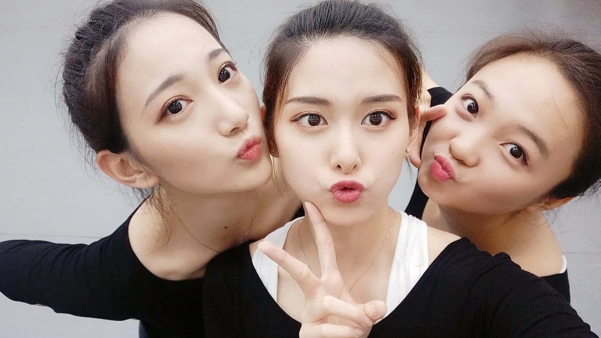 有种整容叫林妙可长大后，今21岁近照曝光，却撞脸辣目洋子，你怎么看？