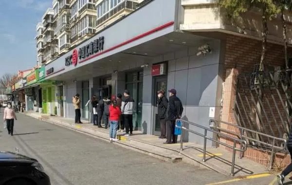 银行回应高温天拒绝市民入内排队！是哪家银行？你怎么看？