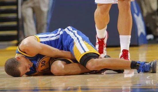 库里和威少身高弹跳差不多，为什么威少扣篮很轻松库里却很吃力？