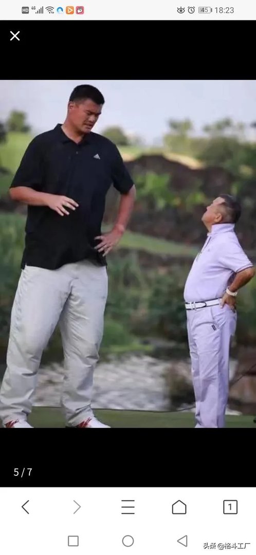 跟姚明合影，如何站位才能避免尴尬？