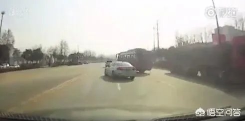 周口宝马大巴斗气互别，双方为了怄气互相别挡，你怎么看？