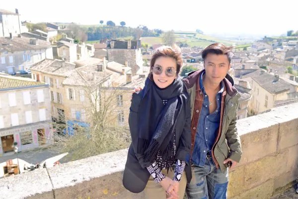 王菲和李亚鹏离婚的原因是什么？为什么王菲更愿意和谢霆锋在一起？