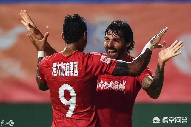 富力球迷赛后被恒大多人围殴，有人用旗杆打恒大球迷，你怎么看？