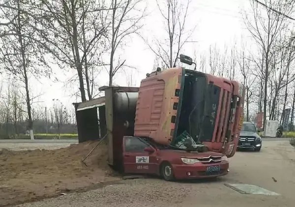 郑州渣土车压扁小车致4人遇难，你认为这起事故该如何定责？