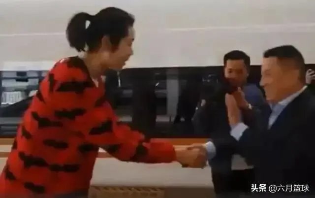 朱婷荣归故里，回河南老家排队吃食堂并主动刷碗，如何评价她的行为？