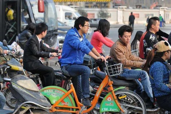 清华学生边骑车边用电脑，称怕程序中断，除了手拿就没有其他解决办法？