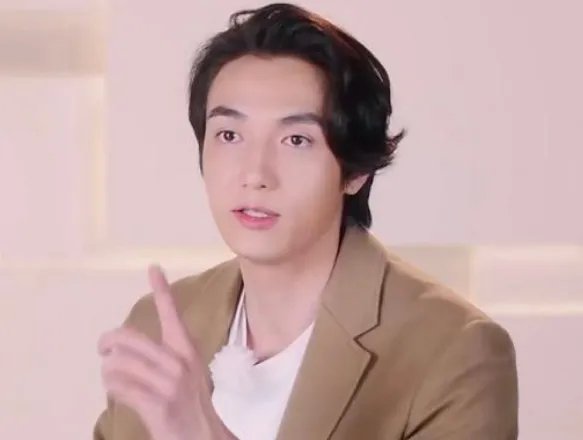 你觉得萧亚轩在节目中公开吐槽黄皓，妥当吗？