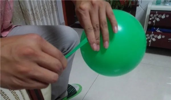 普通气球打结方法图解