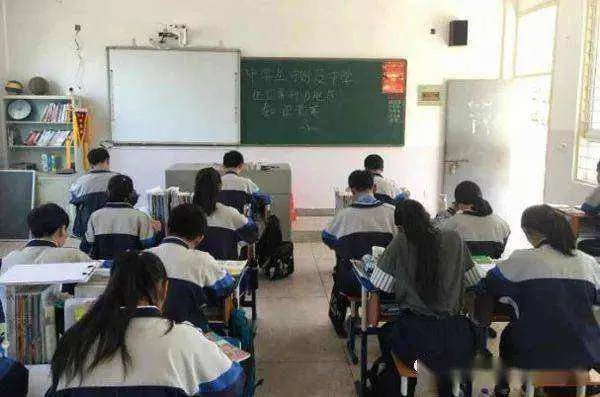 家长校门口给孩子剪头发，老师对此有何回应？