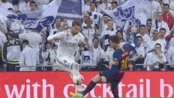 拉莫斯肘击梅西逃红牌, 谁注意梅西举动? 罕见顶牛, 向裁判投诉，你怎么看？