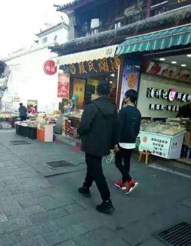 易烊千玺蹭wifi是在哪？