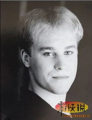 男粉丝整容成比伯 盘点那些下了血本的追星族们