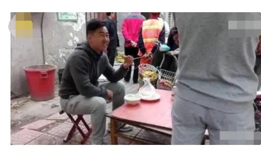 餐馆起火悠闲吃饭是怎么回事？