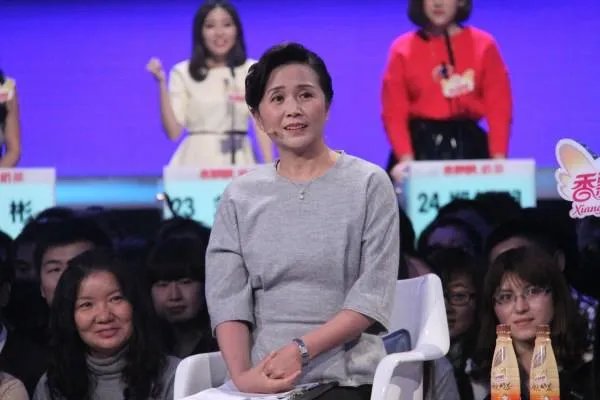 先后担任《非诚勿扰》合伙人的黄澜和黄菡是什么关系？