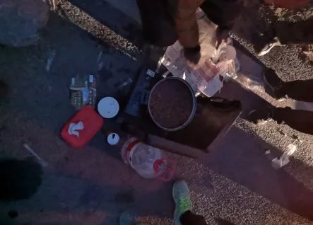 一男子高速路上违停吃火锅,此事具体是何情况?