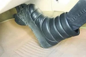 遇到刹车失灵不要慌 学会这几招可以保命