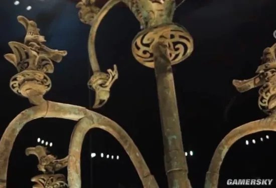 三星堆再次出土一件青铜神树 耗时4个月提取出土