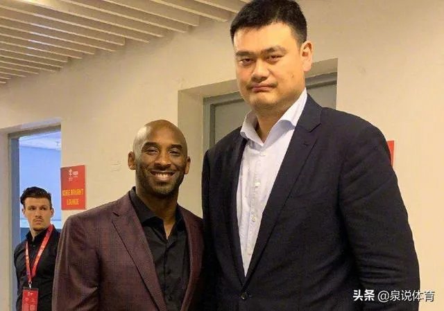 跟姚明合影，如何站位才能避免尴尬？