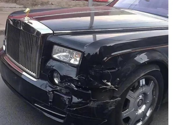 千万劳斯莱斯被现代碰撞是怎么回事？