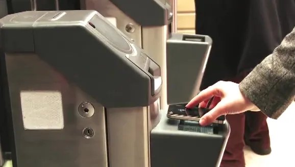 广州高铁动车如何刷手机进站？