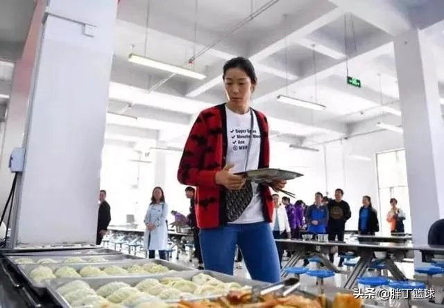 朱婷荣归故里，回河南老家排队吃食堂并主动刷碗，如何评价她的行为？