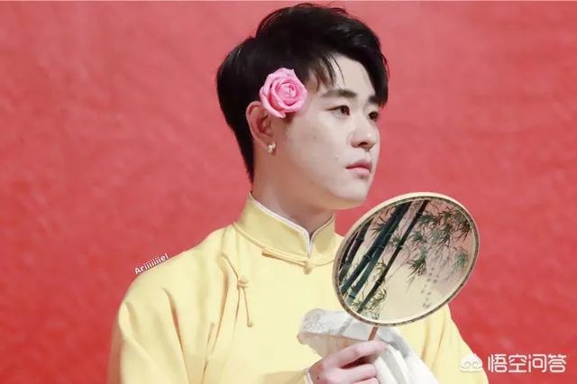 因唱小曲成“德云一哥”，不到半年反超岳云鹏，张云雷为何能火？