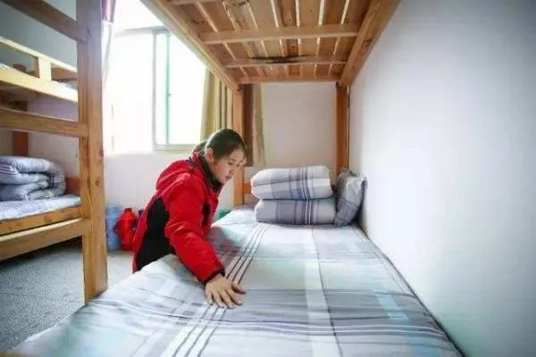 寝室睡上床很危险，如何才能避免危险发生呢？