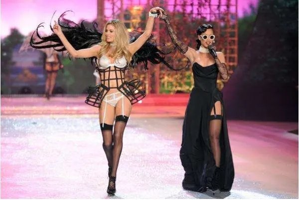 lady gaga和Rihanna都是当红歌手，她们两谁的业绩更好一点呢？