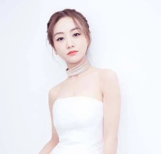 气得发抖！女演员房内换衣遭偷拍勒索，于正言辞激烈怒斥偷拍者！你怎么看？