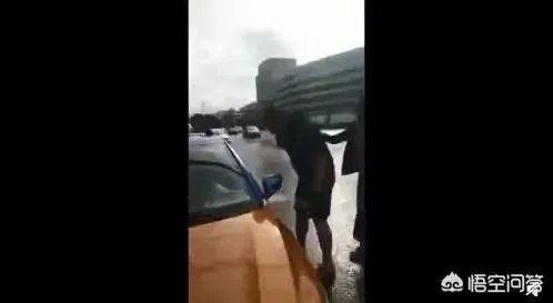 滨市的摩托男与的哥发生争执后心脏病发倒地死亡的视频在网上传开