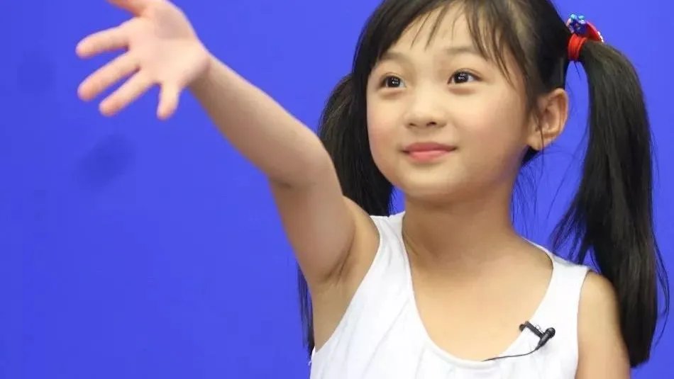 有种整容叫林妙可长大后，今21岁近照曝光，却撞脸辣目洋子，你怎么看？