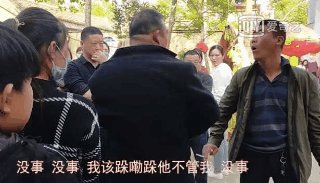 大衣哥朱之文家门被村民踹开，网传大衣哥要搬家，你觉得他会搬吗？