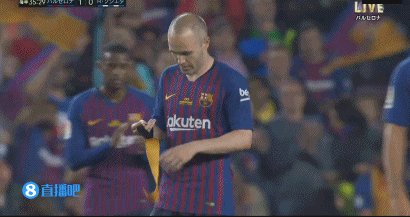 伊涅斯塔告别战中亲自为梅西戴上队长袖标，这意味着什么？