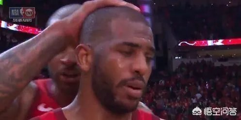 “摸头”上瘾？保罗在采访时，塔克再次偷袭摸头成功。为何这次保罗只是口头警告塔克？