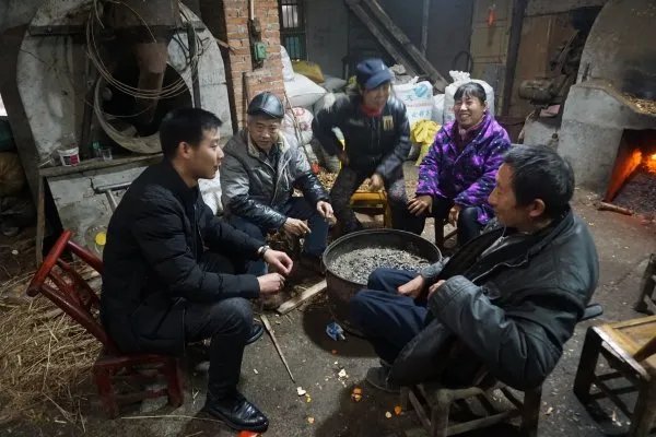 扶贫干部“大骂”，能骂醒“装睡的贫困户”吗？