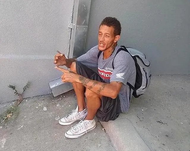 网传詹姆斯的前队友德隆蒂·韦斯特已经沦为了流浪汉，这是真的吗？