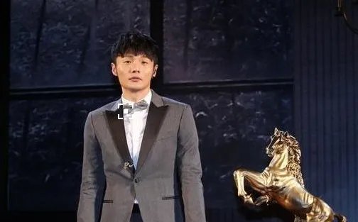 李荣浩因为选手选择网络歌曲而被质疑，音乐的门槛到底应不应该设立？