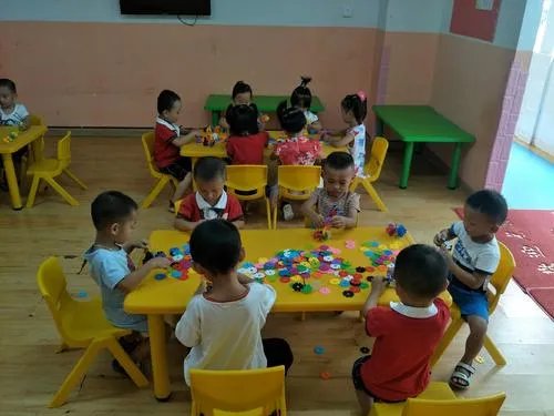 幼儿园萌娃穿7件衣服上学， 会不会影响孩子的生长发育？