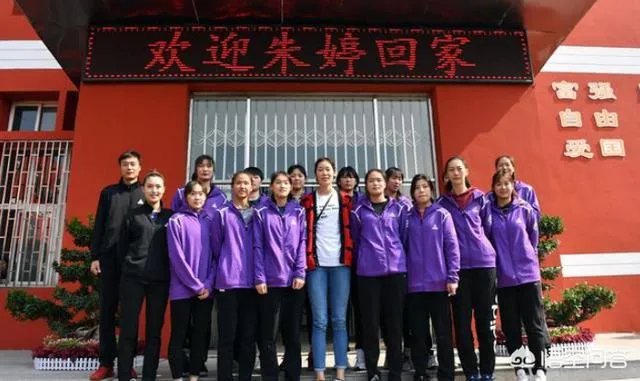 朱婷荣归故里，回河南老家排队吃食堂并主动刷碗，如何评价她的行为？